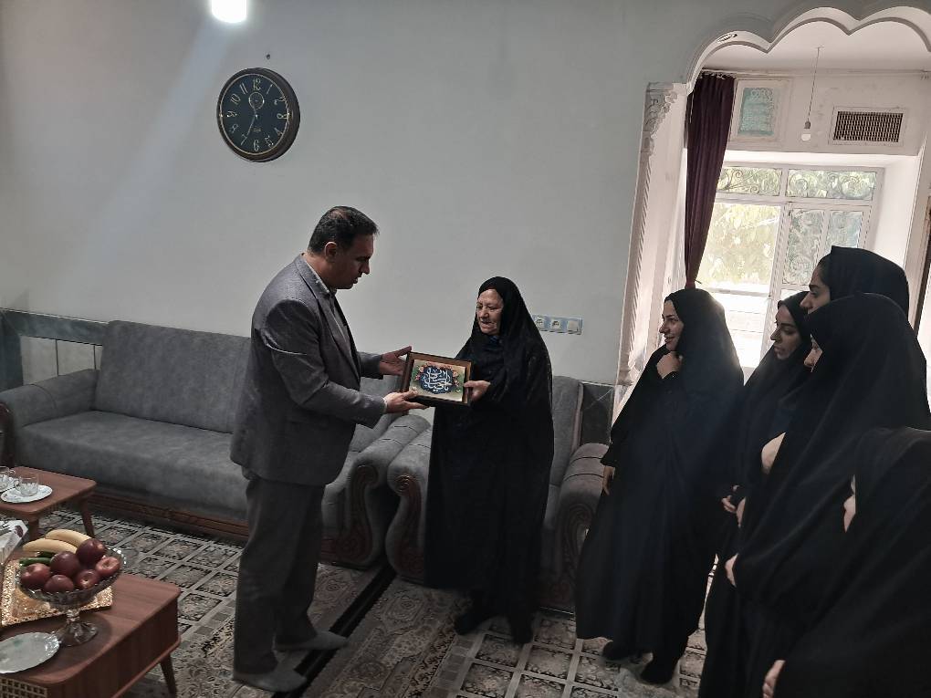 تجلیل تیم مدیریتی بیمارستان پاسارگاد از خانواده اهداکننده عضو به مناسبت روز ملی اهدای عضو